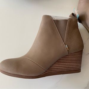 Tom’s Kelsey Pull-on leather wedge bootie- Taupe, Size 9, NWT